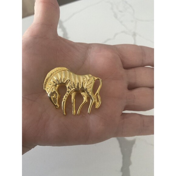 Vintage Gold Plated Base Metal Figural Carved Striped Zebra Brooch Pin EUC - Picture 5 of 8